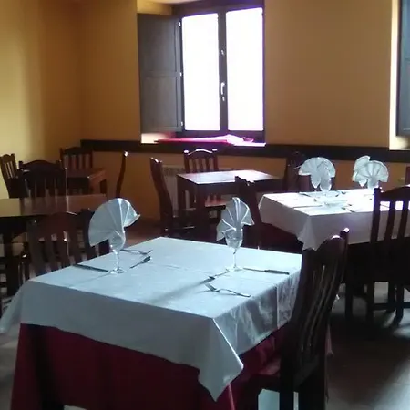 Hostel El *